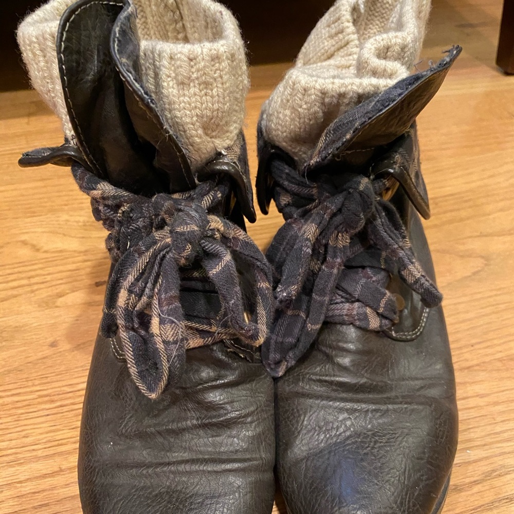 Boots - Picture 3 of 5